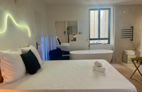 Sete Apartment | "Pandora" Studio Romantique, Baignoire,Clim, Wifi