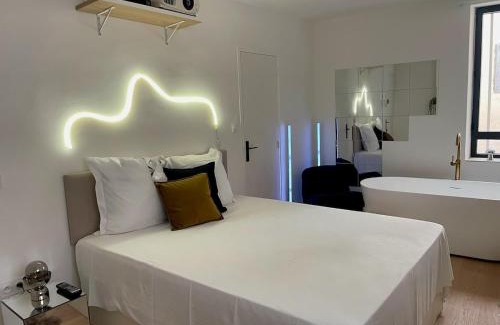 Sete Apartment | "Pandora" Studio Romantique, Baignoire,Clim, Wifi