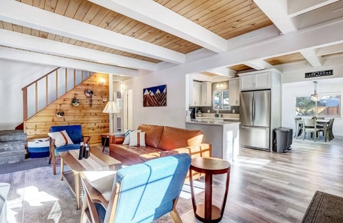 Christmas Valley House | Panorama Chalet - Hot tub + Dogs + Pool Table