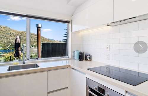 Frankton House | Panoramic lake, mountain and marina views