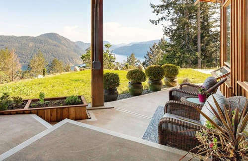 Malahat Apartment | Panoramic Suite – Breathtaking Fjord View, Summit House.