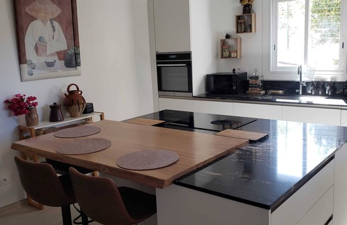 Afa House | Panoramic view air-conditioned 3 bedrooms 2 bathrooms 15 minutes from beaches.