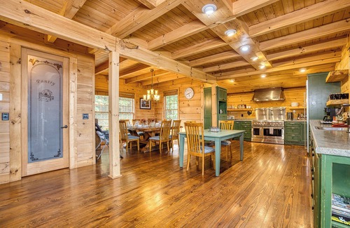 Blue Ridge Cabin | Panoramic Views~ Jacuzzi ~ Game Room ~ Firepit Table ~ Big Kitchen ~SkyHighLodge