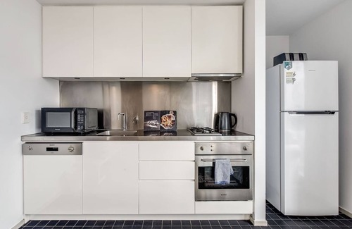 East Melbourne Apartment | Parade Place A Central Balcony Stay