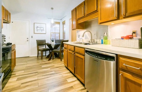 Arlington House | Paradise, Hot Tub, Free Wine, Mins from Mayo Clinic and Beach