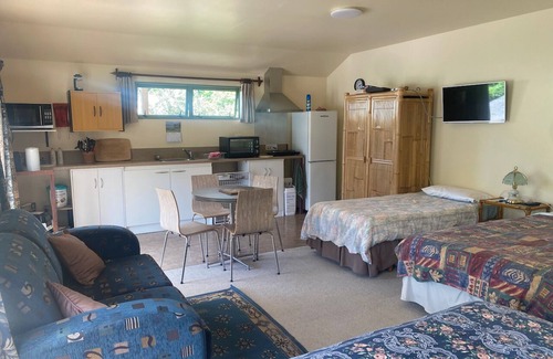 Aongatete Cottage | Paradise in the country. Handy to many Towns.