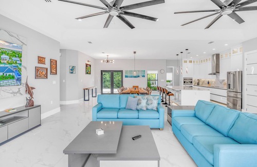 Marathon House | Paradise Oceanside Estate- 6 Bedrooms & 9 BR + Office + Theater Room – SLEEPS 14