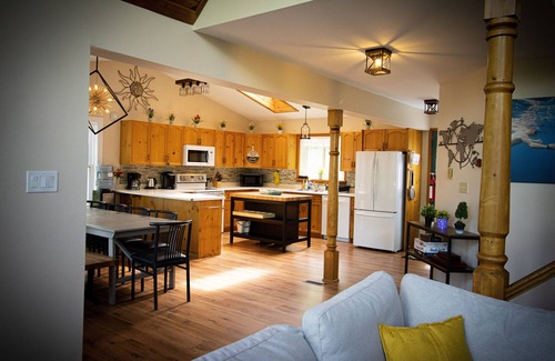 Bobcaygeon Cottage | 🌞Paradise Palace Waterfront Cottage hottub 7BR🌞 3500 sq ft. Large games room