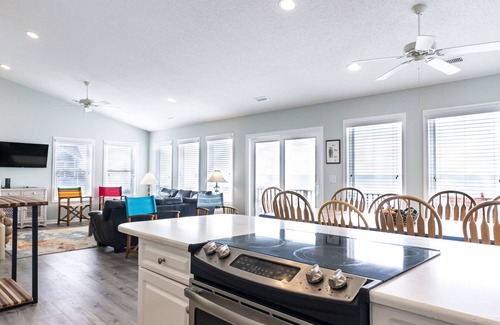 Surf City House | Paradise Revisited-Oceanfront-Sleeps 22-7bd/5bth+Elevator+2 Living Rooms