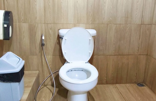 Tha Thaewawong Hotel | Paree Hut Resort Koh Sichang