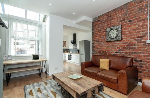 Swinton House | Park House - Large 3 Bedroom Victorian House, 10 Mins from Manchester