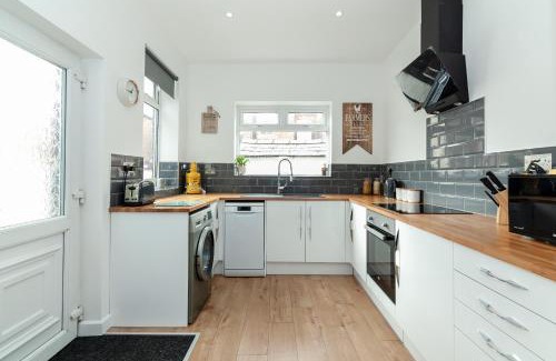 Swinton House | Park House - Large 3 Bedroom Victorian House, 10 Mins from Manchester