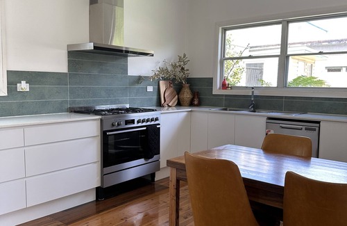Beecroft Peninsula Cottage | Parker's on Walton,nCosy Family Cottage, 5 min walk to beach, Bowling Club