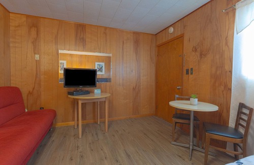 Conneaut Lakeshore Hotel | Parkside Motel By OYO Meadville Conneaut Lake