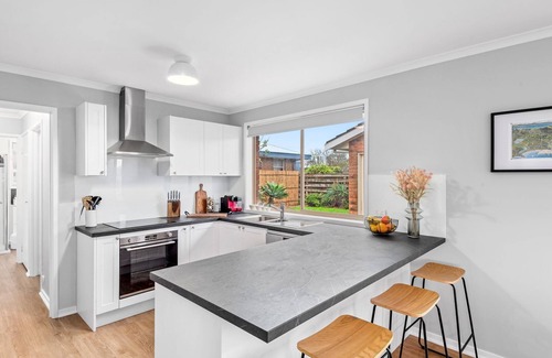 Portarlington House | Parrwang Rest - Renovated cosy unit in a Serene Location.