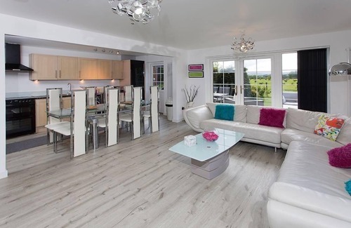 Tillicoultry Ski Chalet | Party Lodge - luxury 4-bedroom lodge with private hot tub, large gardens, barbecue area, lovely view