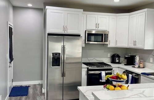 North Central House | Pasadena Retreat Walking Distance to Rose Bowl and Downtown.