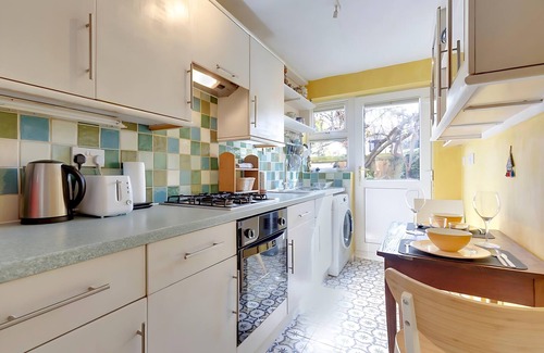 Cherry Hinton Apartment | Pass the Keys | Charming Ground Floor Flat with Free Parking