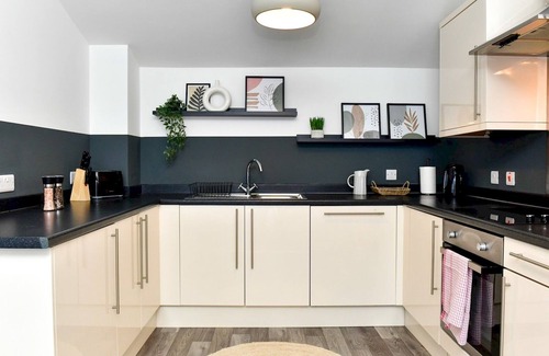 Newport House | Pass the Keys | Perfectly located stylish 2 bed home with Parking