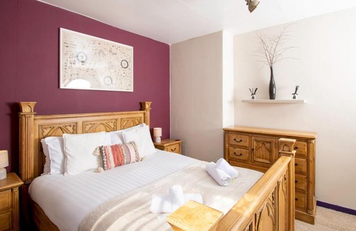 Renfrew Apartment | Pass the Keys Private Entrance GF 2 bed flat near Renfrew Centre