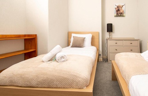 Renfrew Apartment | Pass the Keys Private Entrance GF 2 bed flat near Renfrew Centre