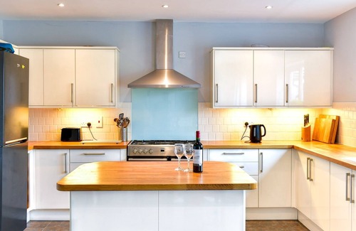 Barry House | Pass the Keys | Spacious 4 Bedroom home with Parking Garden