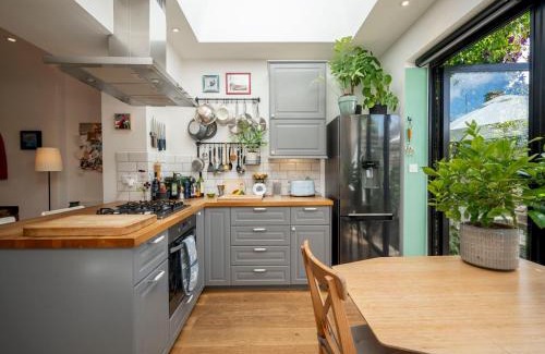 Lee House | Pass the Keys Stylishly designed London Townhouse - Garden Oasis