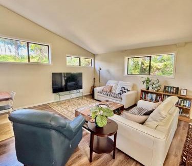 Hikuai House | Pauanui Orchard Farmstay - Pet Friendly!