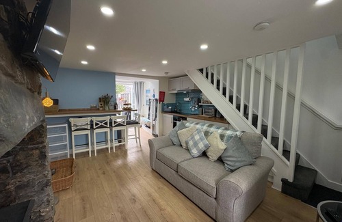 Brynsiencyn Cottage | Pauls Place – Cosy Cottage with Hot Tub