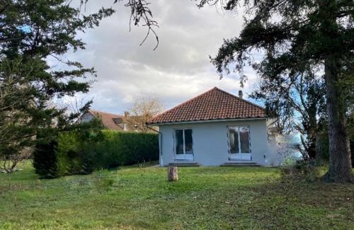 Brout-Vernet House | Pavillon rénové avec jardin arboré, proche centre-ville, véranda, parking, wifi, idéal familles - FR-1-489-417