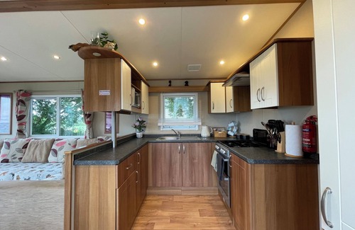 Cowes House | Paws a While! caravan with uninterrupted views of Solent and direct beach access