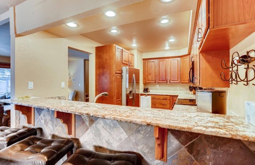 Vail House | Pay For 4 Bedrooms Get Bonus Room Free, 5 Min WALK TO VAIL BUS, PRIVATE HOT TUB,