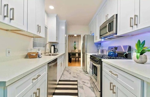 Crown Point House | PB Hot tub Large Guesthouse + MiniGolf Sleeps 16+