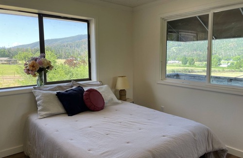 Jacksonville Other | Peace and Tranquility! Vineyard Farmhouse Near Britt, Wineries, Shakespeare