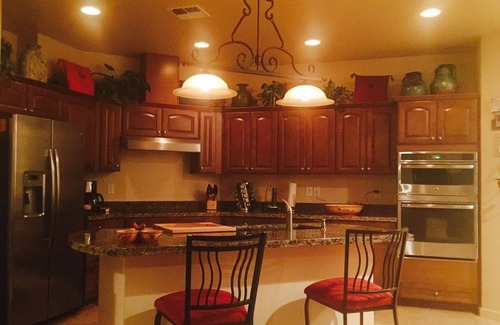 Oak Creek House | Peace calling? Stargaze on Roof Deck, Red Rock Views to Relax, Sip & Enjoy!