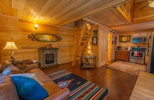 Cloudcroft Cabin | "Peace & Quiet", Nature's Retreat, 50 yds from Trailhead, Wildlife Galore