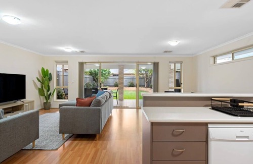 Dover Gardens House | Peaceful 3BR family home Free Wi-Fi Free Parking