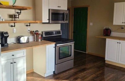 Lower Ohio House | Peaceful cozy cottage next to Welshtown Lake with fire bit in the back yard.