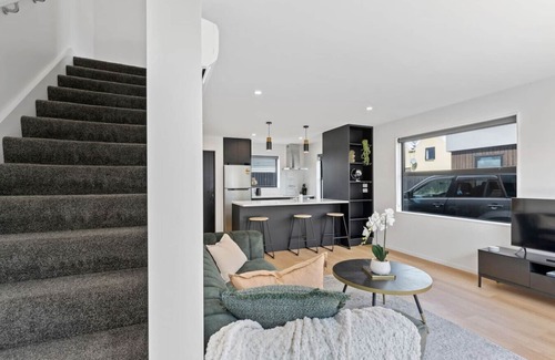 Edgeware House | Peaceful Elegant Designated Park King Bed.