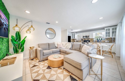Southwest House | Peaceful Four-Bedroom - Palm Wave Stays