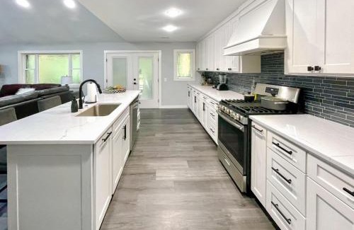 Fayetteville House | Peaceful Getaway - Patio Nature Custom Showers