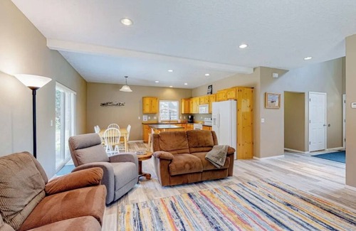 La Pine House | Peaceful Lapine 3 BR Getaway, sleeps up to 8