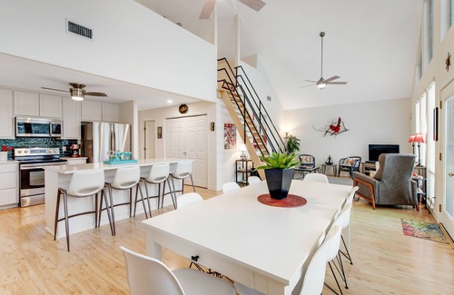 Oatmeal House | Peaceful, modern home close to Lago Vista with large deck & balcony