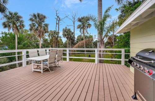 Truckland House | Peaceful Old Charm Oasis Near The Beach -Huge Yard