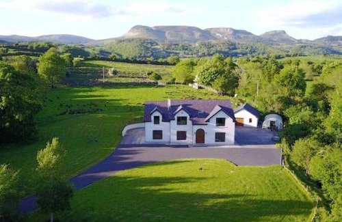 Fivemilebourne House | Peaceful, scenic family home