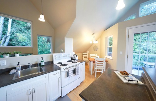 Cowichan Bay House | Peaceful seaside retreat situated between the ocean & Hof Park in Cowichan Bay.