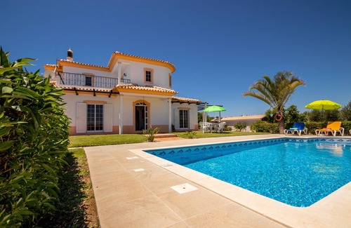 Monte Raposo Villa | Peaceful villa w/heatable pool, Armação