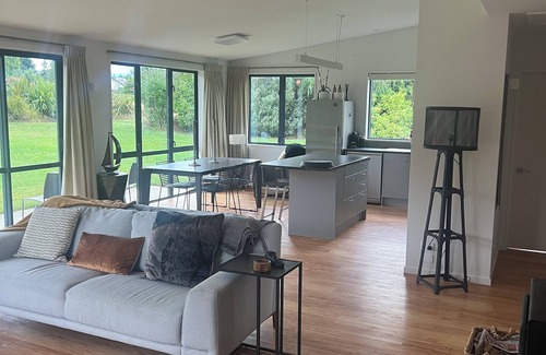 Lake Hawea House | Peaceful warm & sunny tastefully furnished spa sauna 1/2 acre 7min walk to lake