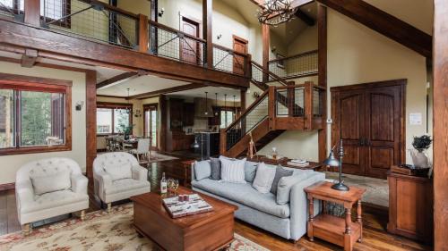 Christie Heights House | Peak 8 by AvantStay Spacious Modern Cabin w Hot Tub Views