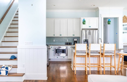 Watercolor House | Pearl by AvantStay | Idyllic Seaside Getaway w/2 Large Decks & Lush Garden